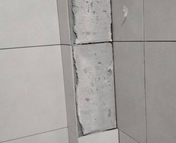 桂林市瓷砖空鼓维修公司分享下瓷砖施工前基层浇水润湿程度不足，可能导致以下问题
